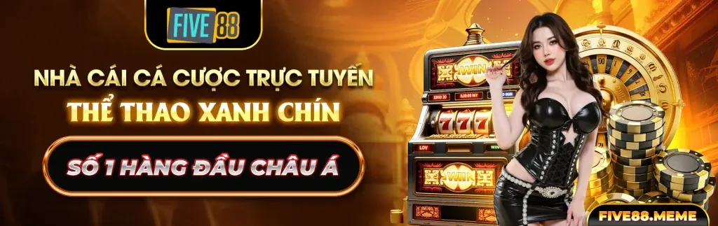 Người phụ nữ trẻ đăng ký tài khoản VX88A trên điện thoại